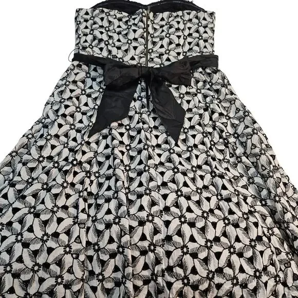 Anthropologie Moulinette Soeurs Overwhelmed Asters 3D Flower Eyelet Dress 8 - Picture 2 of 9